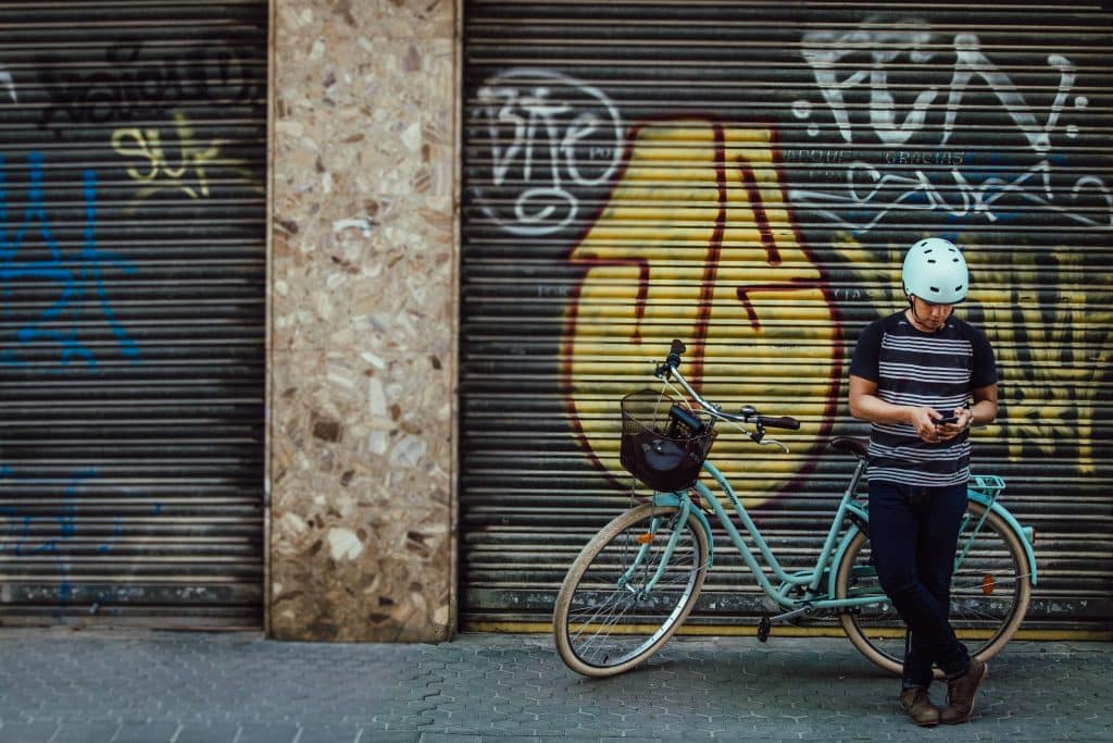 Facha de un local ensuciado con grafitis que necesita una limpieza de grafitis de Burbujas de Levante en Murcia.avif