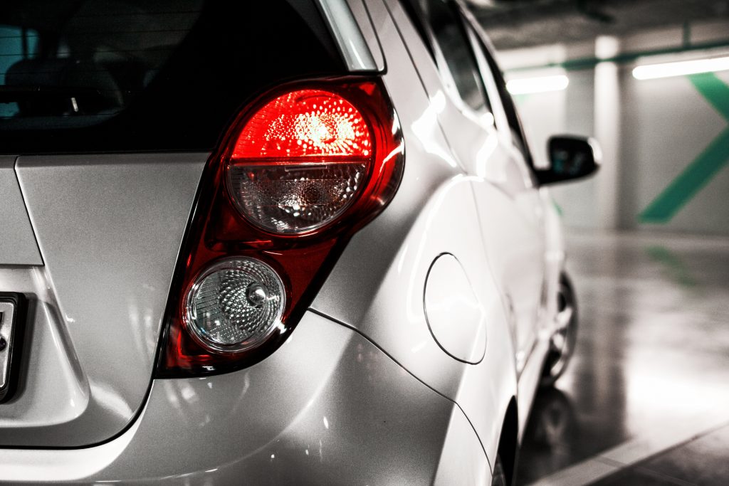 Suelo de un parking vacío lleno de manchas que necesita una limpieza de garajes