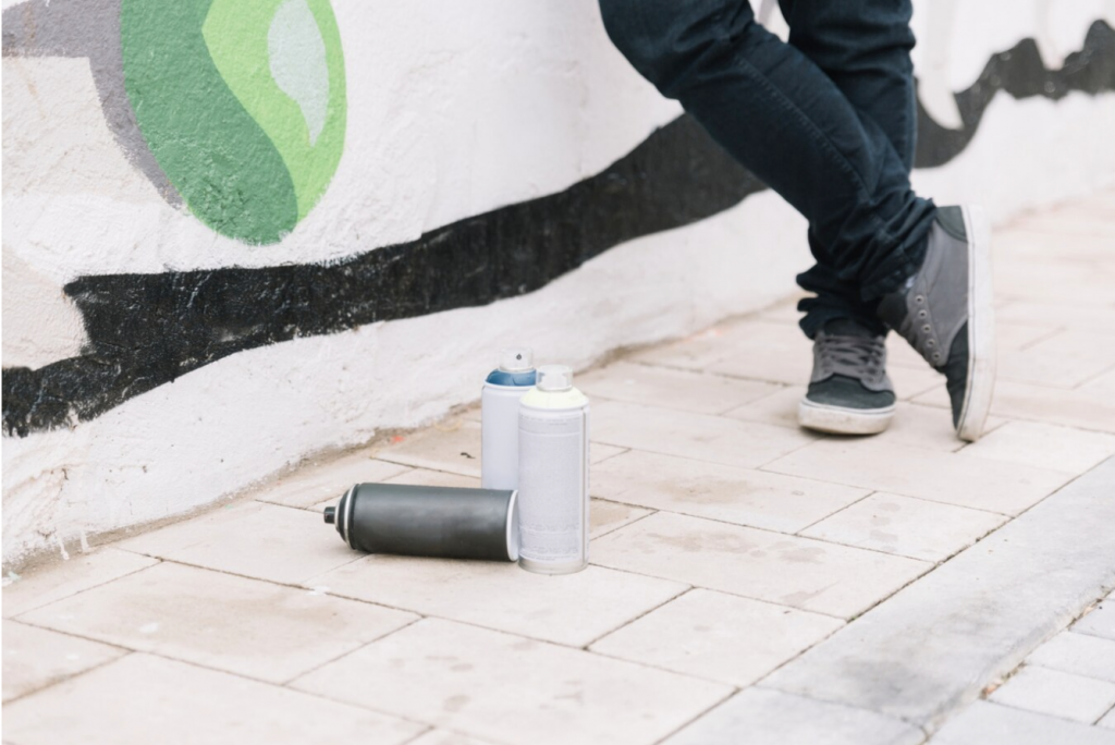 Facha de un local ensuciado con grafitis que necesita una limpieza de grafitis de Burbujas de Levante en Murcia